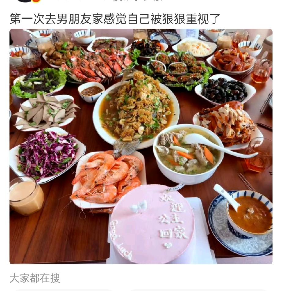 感觉这个蛋糕是加分项
每个人都喜欢自己被重视的，尤其是第一次登门的女生