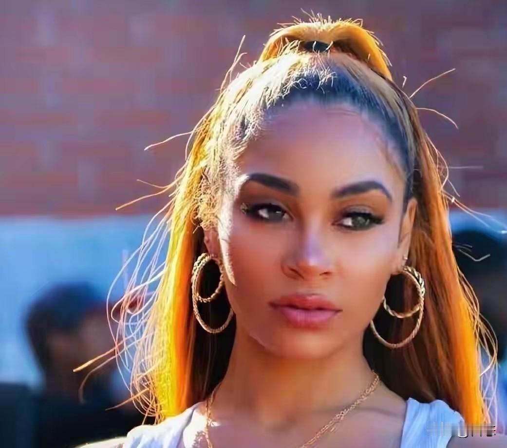 全明星周末，骑士球员哈登没有被选上，那哈登平常在干嘛呢？有社交媒体拍到，哈登和派