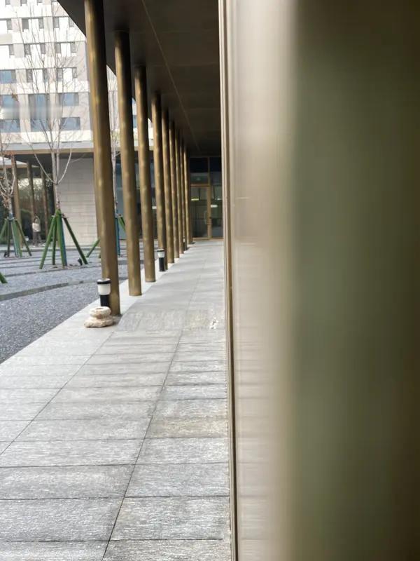 人活明白，是褪去浮躁后的通透与从容。

接纳平凡与不完美，不纠结过往、不焦虑未来