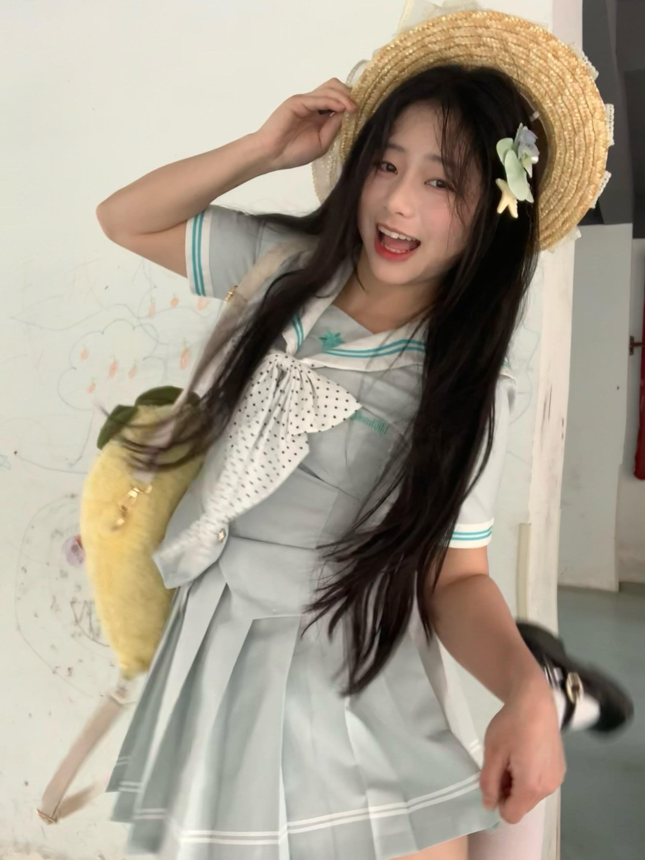 突然出现的我！ 教程： 美颜相机-苹果模式，记得打开实况，轻度美颜保留...