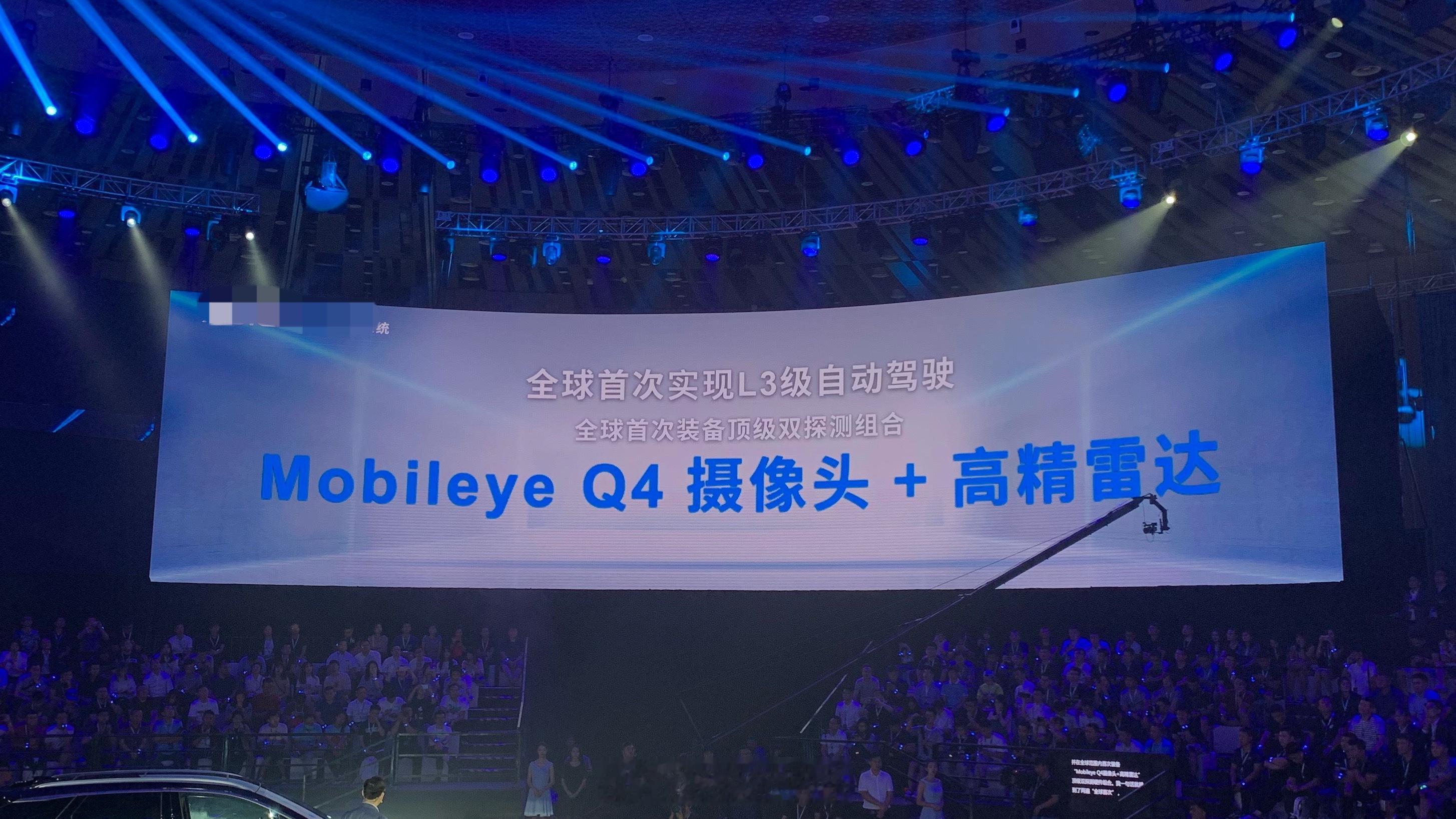 翻到一张 19 年参加发布会拍的照片，现在看艺术成分很高。 ​​​