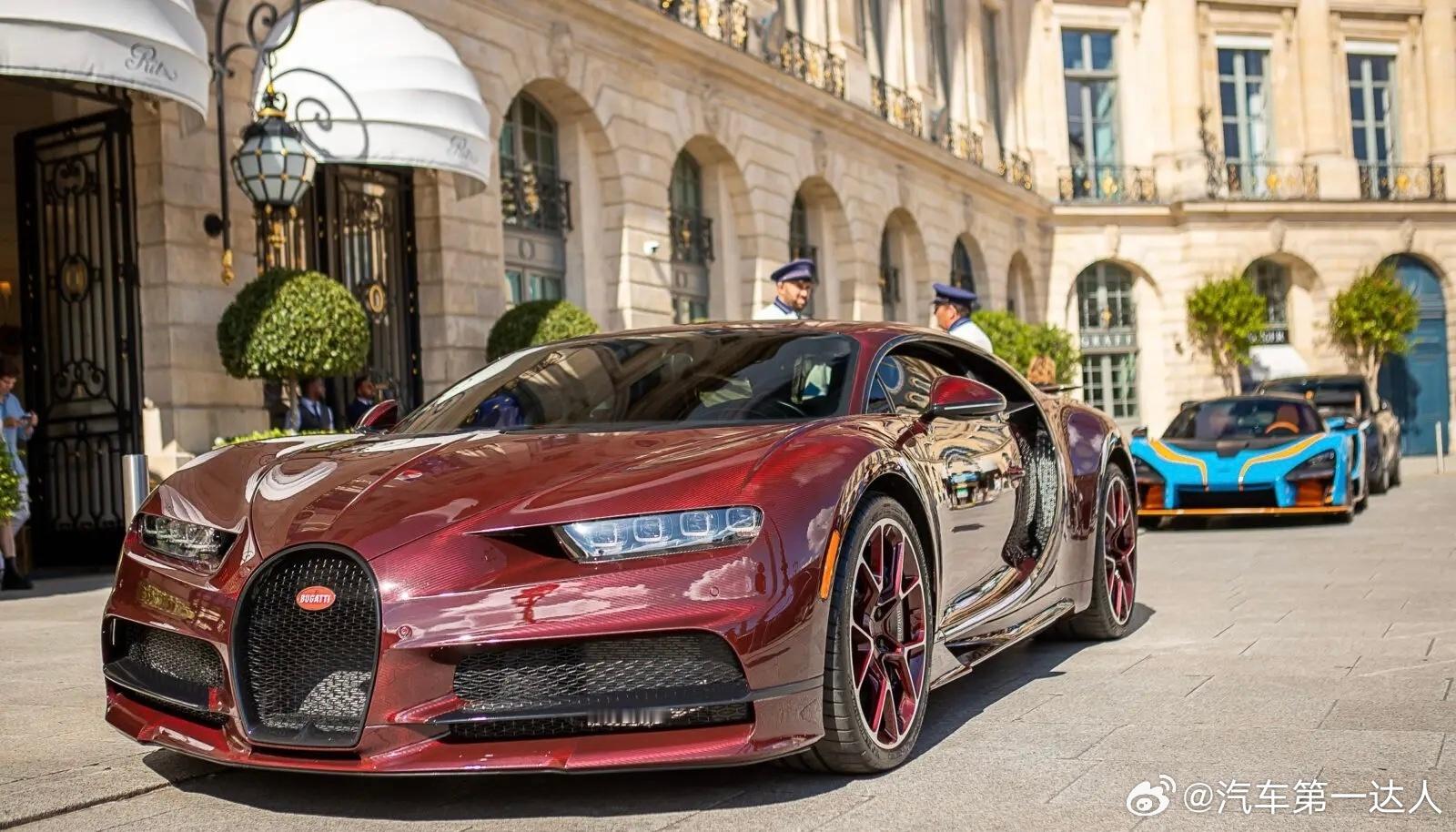 街头的布加迪 Chiron 高定“红碳版”#每日说车[超话]# ​​​