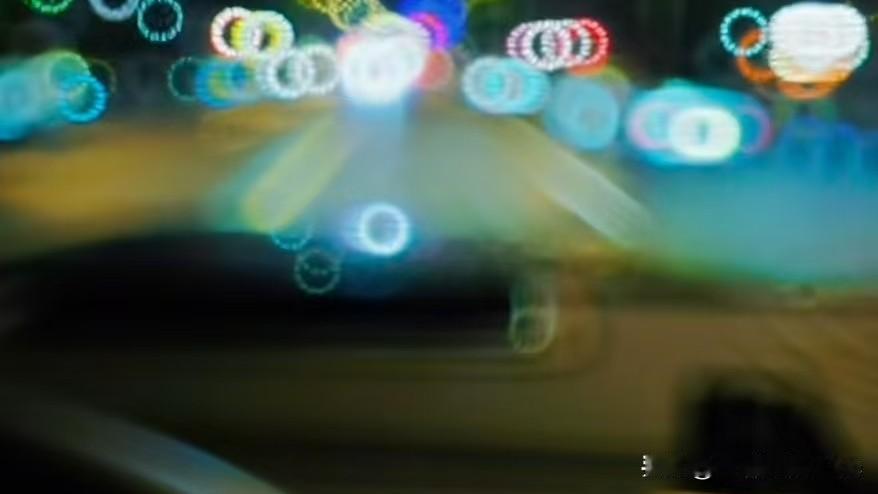 今天打了个出租车，与司机小伙子聊了一路。
我问他开出租车赚不赚钱，他说：还可以，