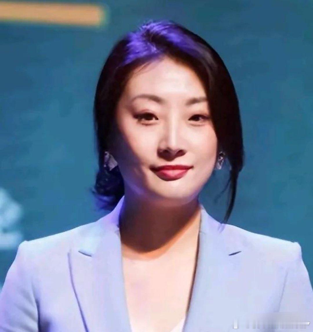 杜建英女士长得就精明能干，其心智绝非一般人可比。看那三个自称宗老后人的英文名字，
