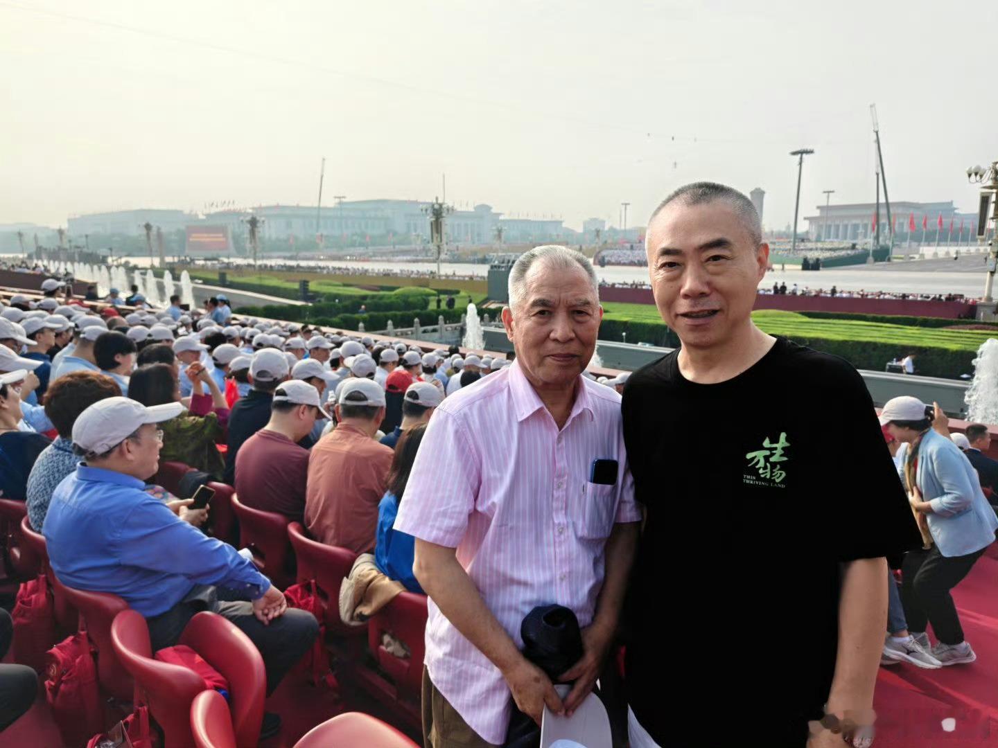 生万物导演穿剧宣服现场观礼刘家成导演观礼状态 导演身穿《生万物》剧宣服参与观礼，