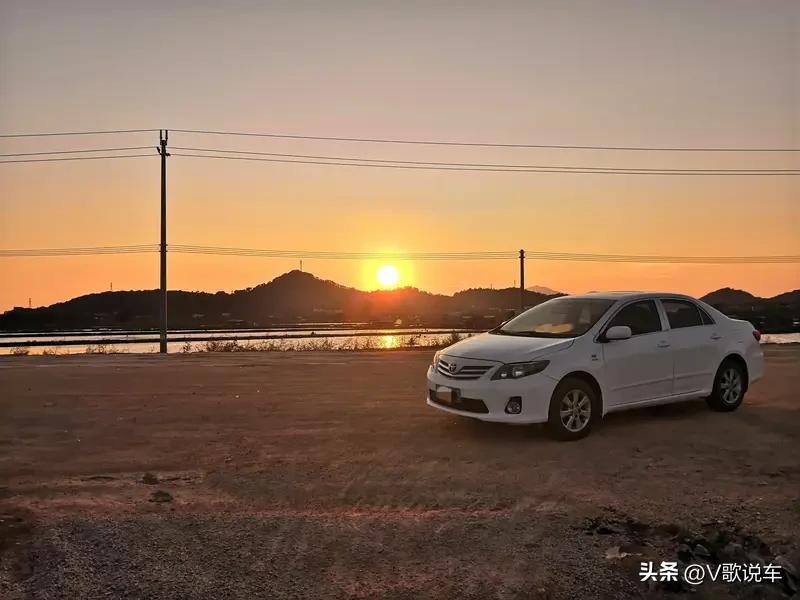真省，而且是那种实打实的省。

市区堵着开，百公里4个油出头，高速也就5个左右。