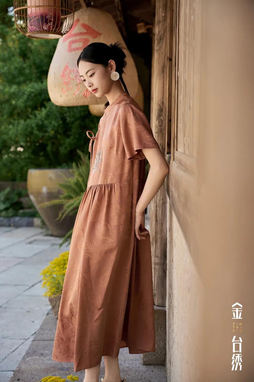 临风明夏
寸寸交织，轻盈如雾
纤纤细语，丝丝清凉
连衣裙
随手拍，记录美好瞬间