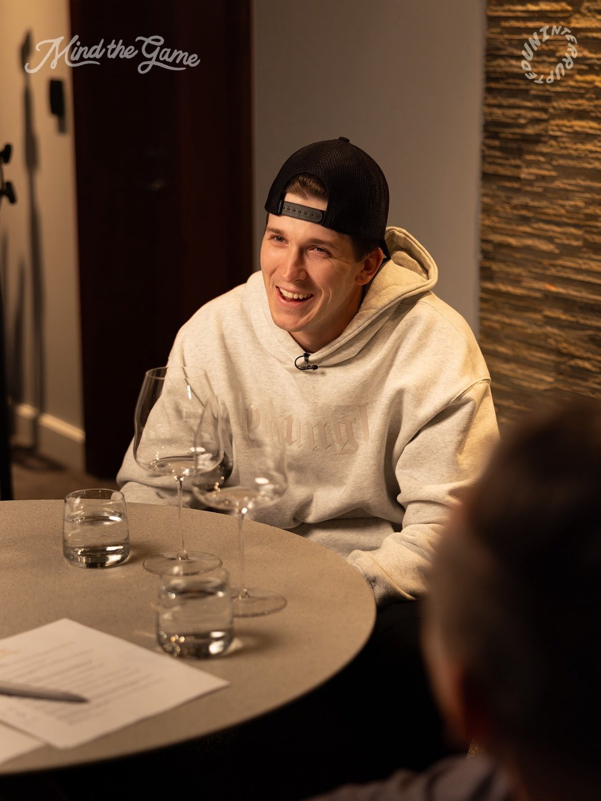 里夫斯坐客球场大脑老詹一顿夸：在我们签下他之后，我回去看了他在威奇托州立的很多集