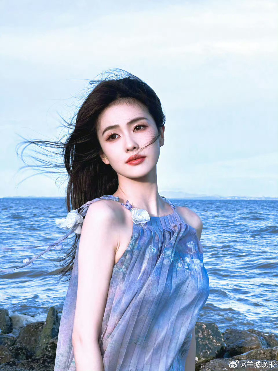 【蓝玫瑰与她最相衬】在蓝玫瑰的衬托下，美貌也多了几分神秘！谁与蓝色玫瑰最相衬？评