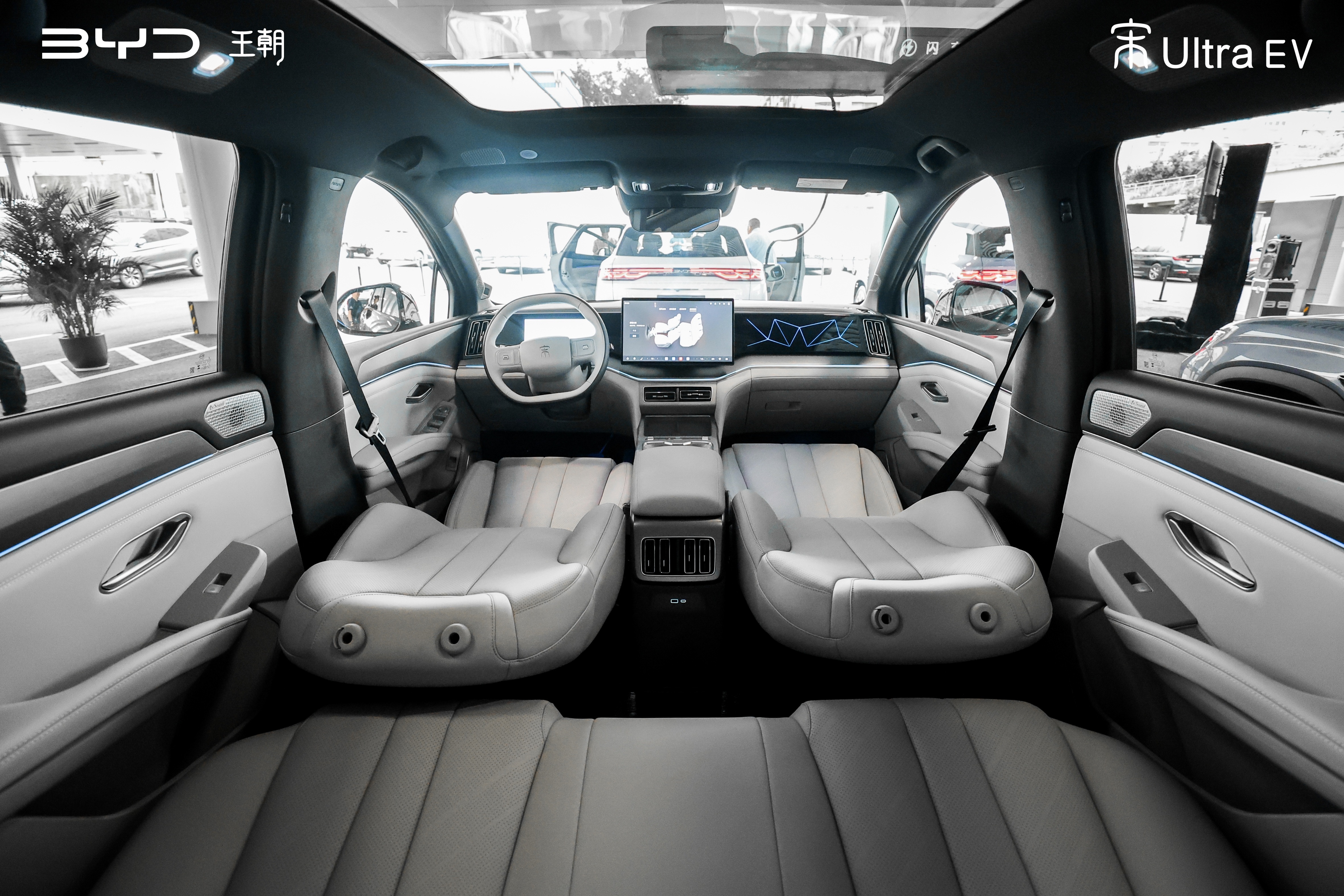 宋Ultra全系标配闪充15.19万起比亚迪宋Ultra EV这波直接夯爆纯电圈