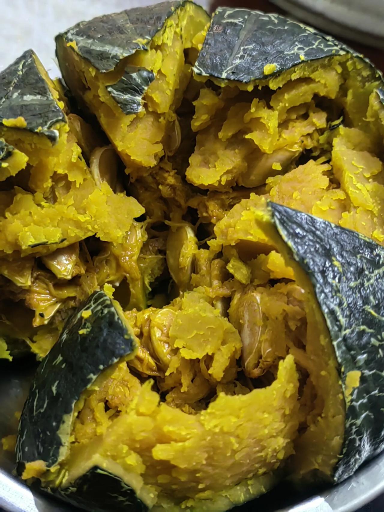 贝贝南瓜，
真的是我最爱的早餐，
又松又粉又香，
真的感觉像吃板栗一样，
这种南