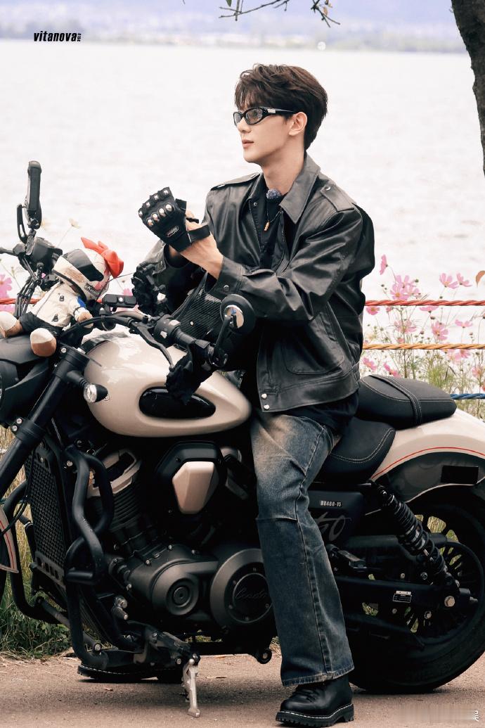 #夏之光骑机车路透# 夏之光骑机车路透，复古皮衣和皮手套穿搭真的不要太帅了！骑着