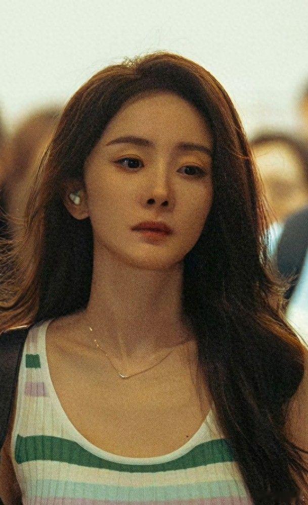 最近杨幂的素颜照又刷屏了，谁说她只能靠浓妆艳抹撑场面？此次，她凭借最为真实的面容