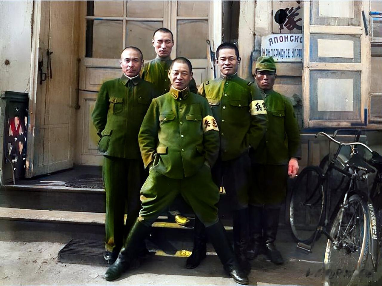 1937年，几名日本士兵站在满洲里宪兵队门前合影。

站在前面的鬼子双手抄在口袋