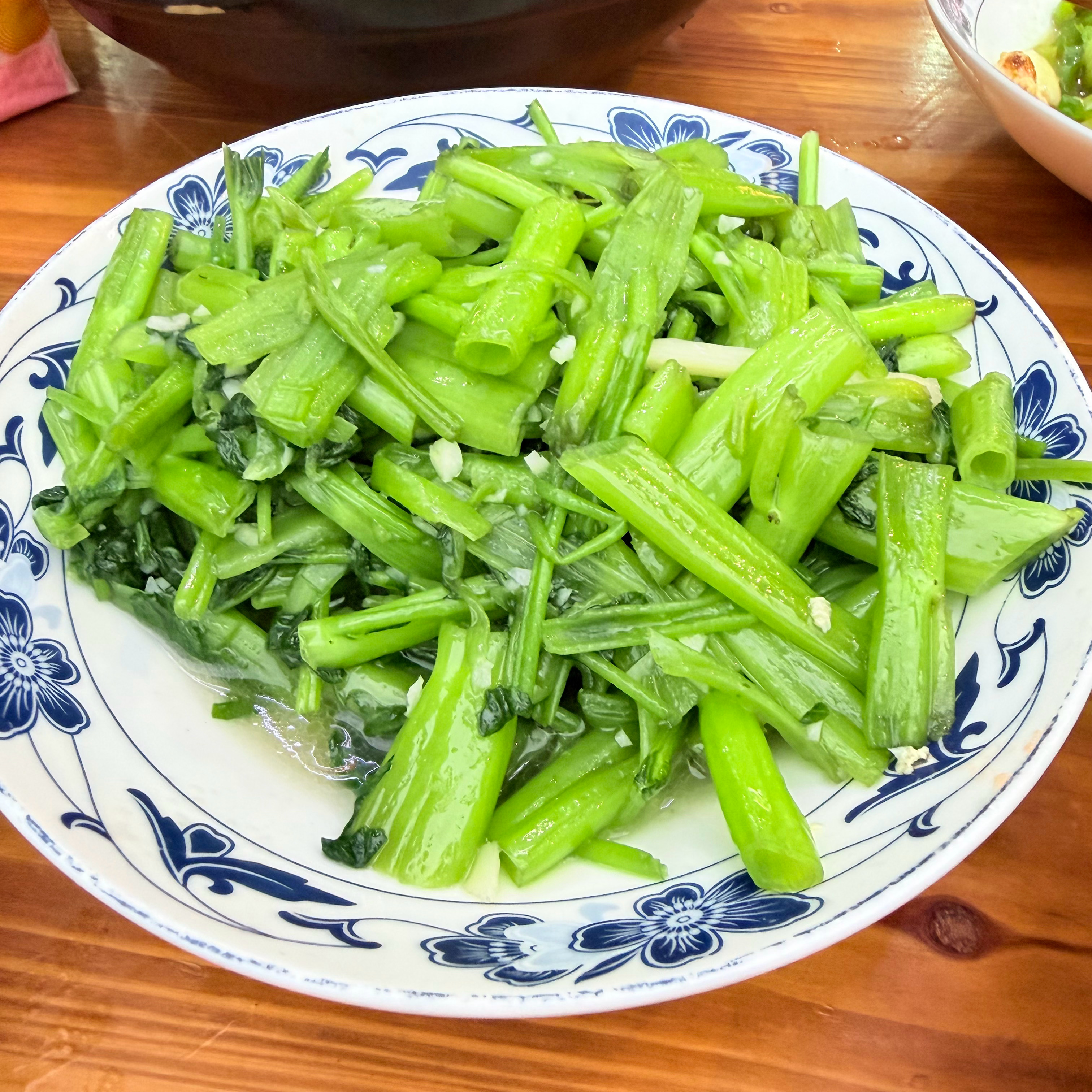 今天中午不在家做饭在外面随便找家馆子778吧点了麻婆豆腐 青椒炒鸡蛋 炒鸡杂 还