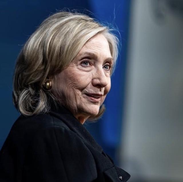 2月14号，慕尼黑安全会议上，来了个特别的客人。78岁的希拉里·克林顿，往台上一