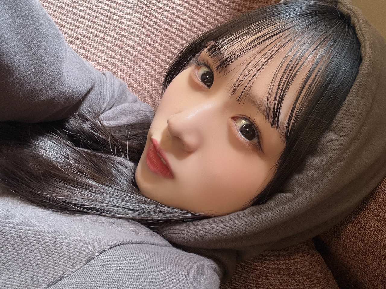 ひなの「窓から光が入ってきたよ。晴れているようだ！！まりぃちゃんの隣なう。私たち