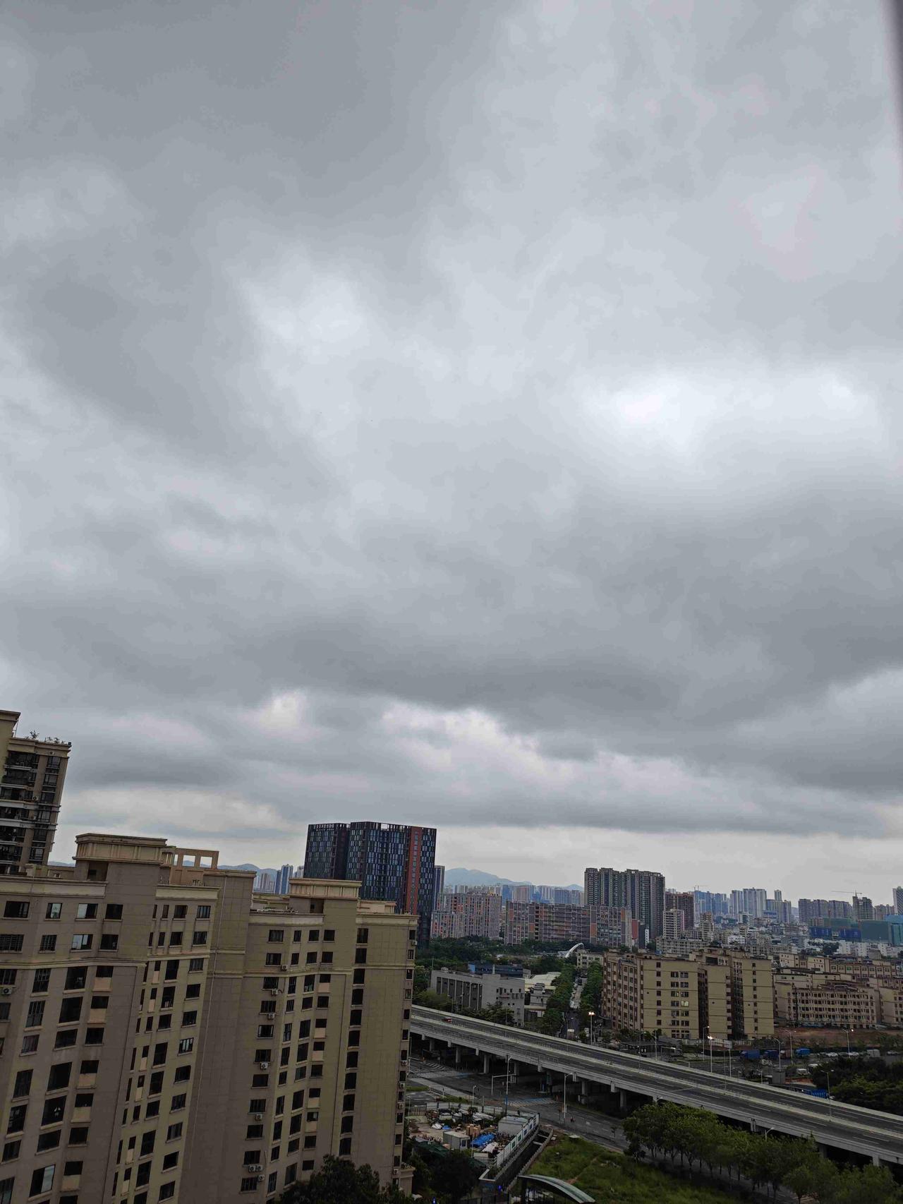 我的今日状态：😁轻松愉快
我这里的天气：☁️阴天深圳今日阴天有雷雨，气温24度