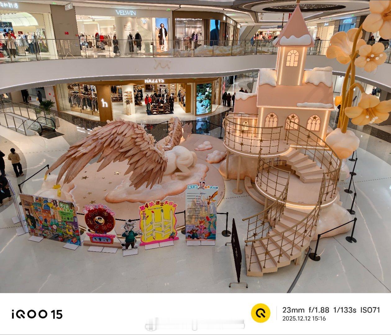 商场中间搭建了个城堡还有带翅膀的马应该称为天马吧。iQOO15的还是很能打的。i