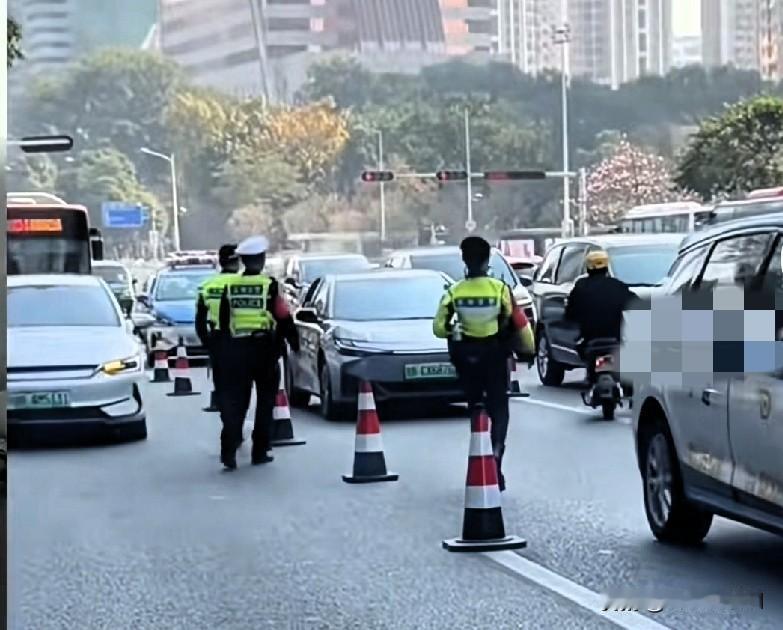 深圳早高峰惊现“天罗地网”！
这执法操作堪比孙子兵法实战？
 
早高峰的福田路口