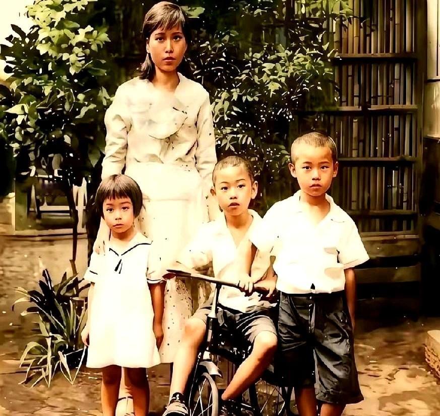 她一人扛下整个家。

丈夫牺牲，孩子还小，日子却照样过。

王碧奎没哭没闹，转身