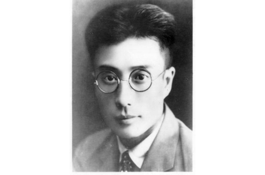 1940年，毛主席得知台上演员是钱壮飞之女，主动和她握手设宴招待。
 
这一幕看