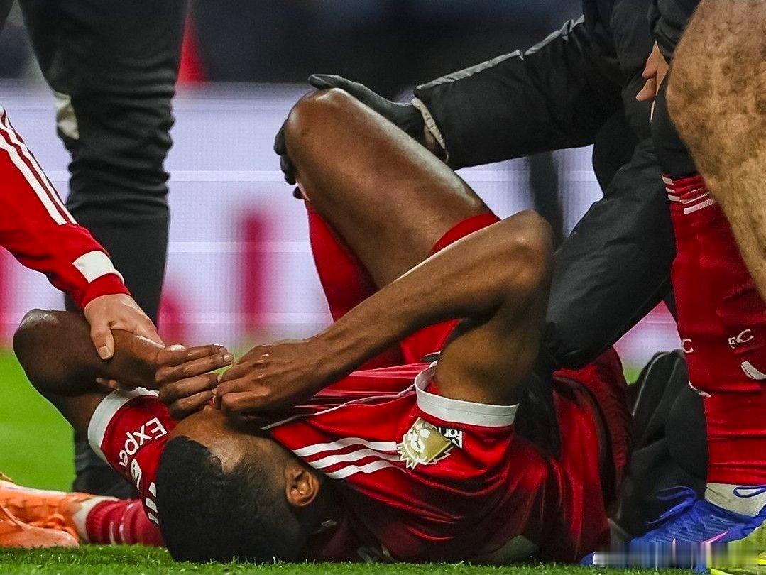 天空体育：伊萨克检查结果预计为小腿骨折，将长期缺席据英国天空体育报道，利物浦前锋