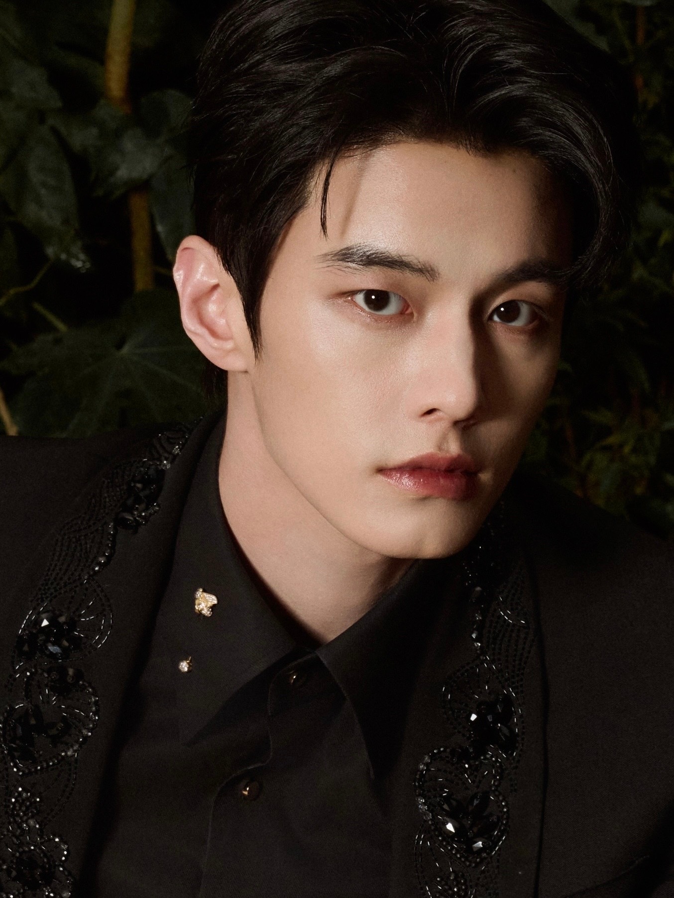 何与 佩戴CHAUMET Bee de Chaumet系列珠宝，于巴黎随拍中演绎