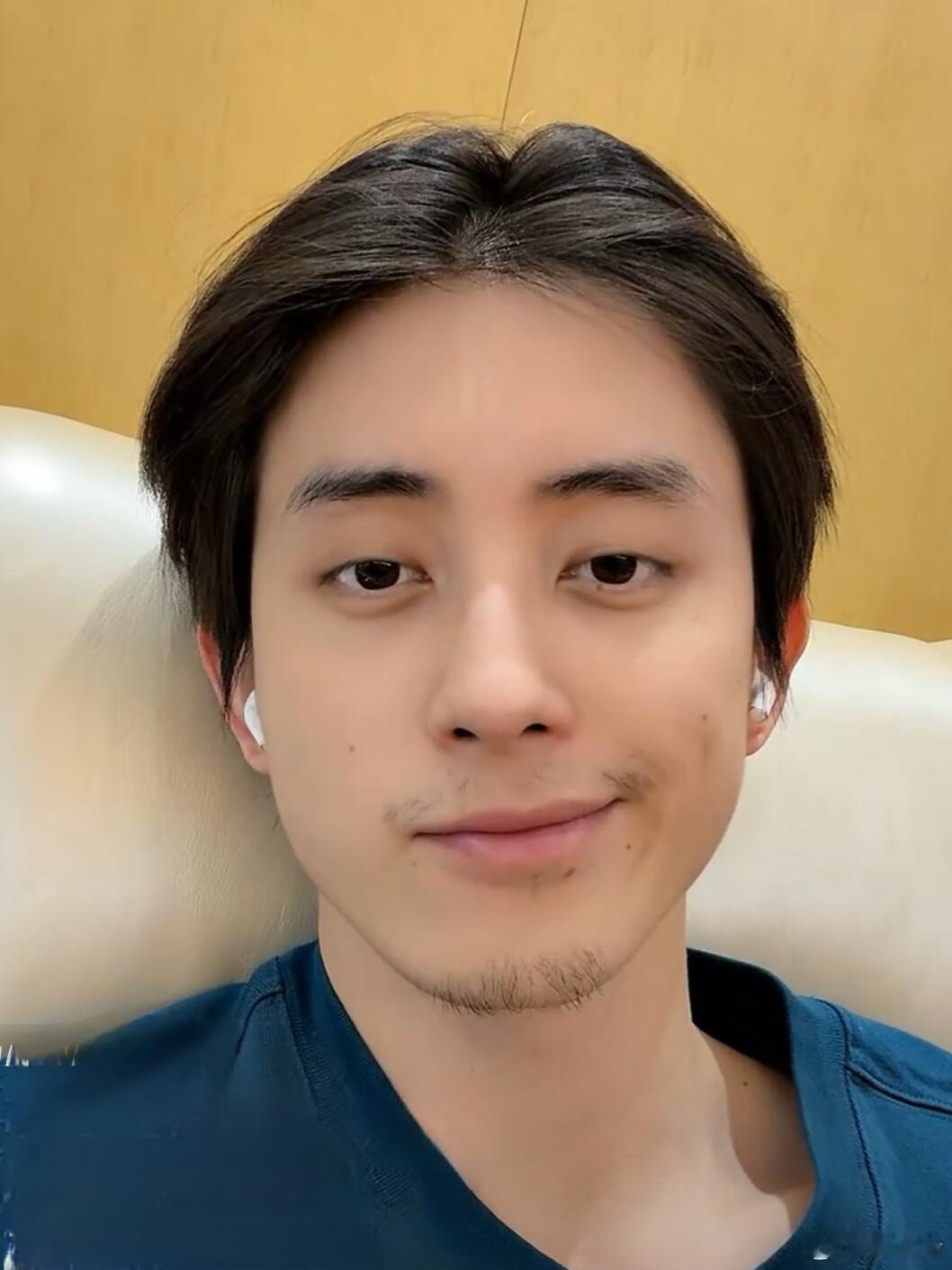 敖瑞鹏胡子好少 怎么代言吉列剃须刀 感觉不太适合