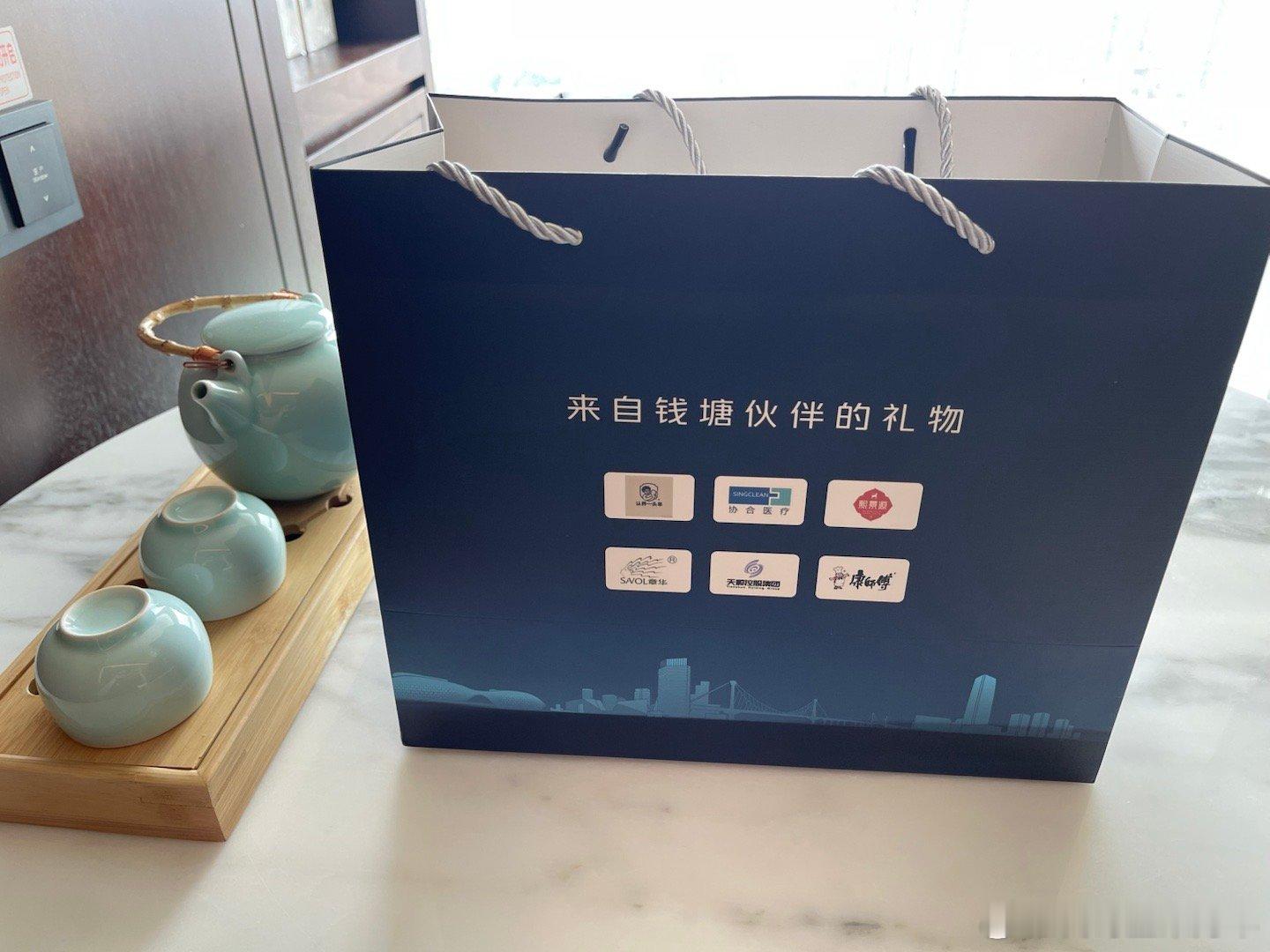 来参加吉利银河星耀8的上市发布会伴手礼很不错里边全是吃的喝的还给了洗发水和面膜第