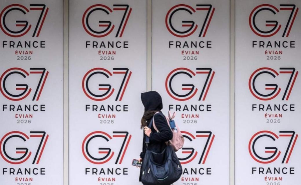 美国和北约，到底在吵什么？
G7峰会在法国开，特朗普一边跟各国领导人合影，一边威