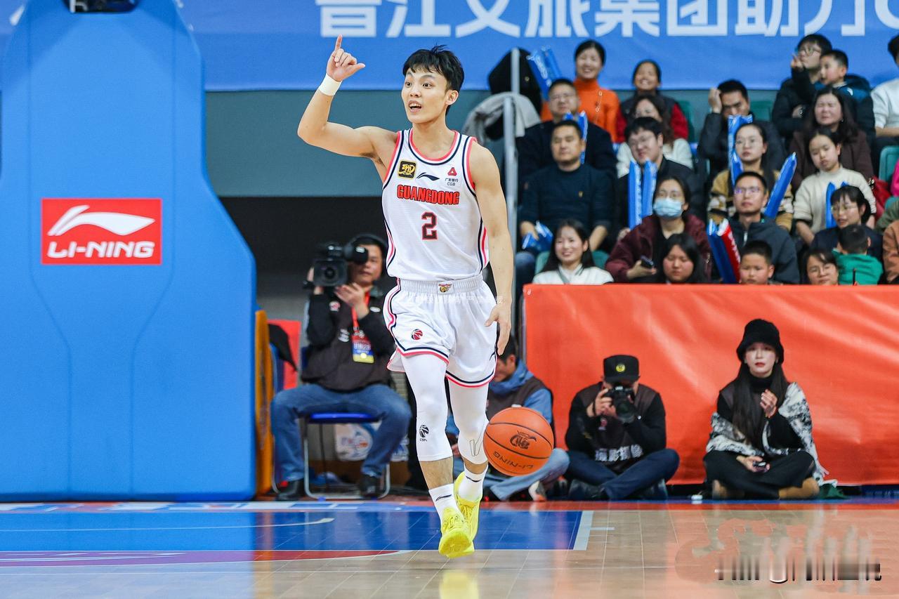 单节5记三分，放在NBA也是非常牛逼的了，徐杰的状态怎么可能在中国男篮国家队没有