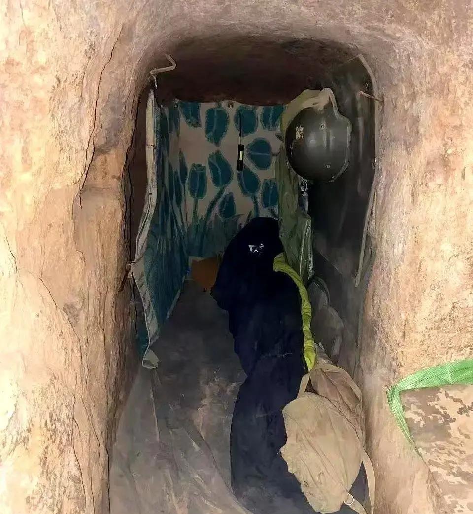 被困472天，终于被救出来了。
被拖出来的时候，两条腿直挺挺的，怎么都弯不了。