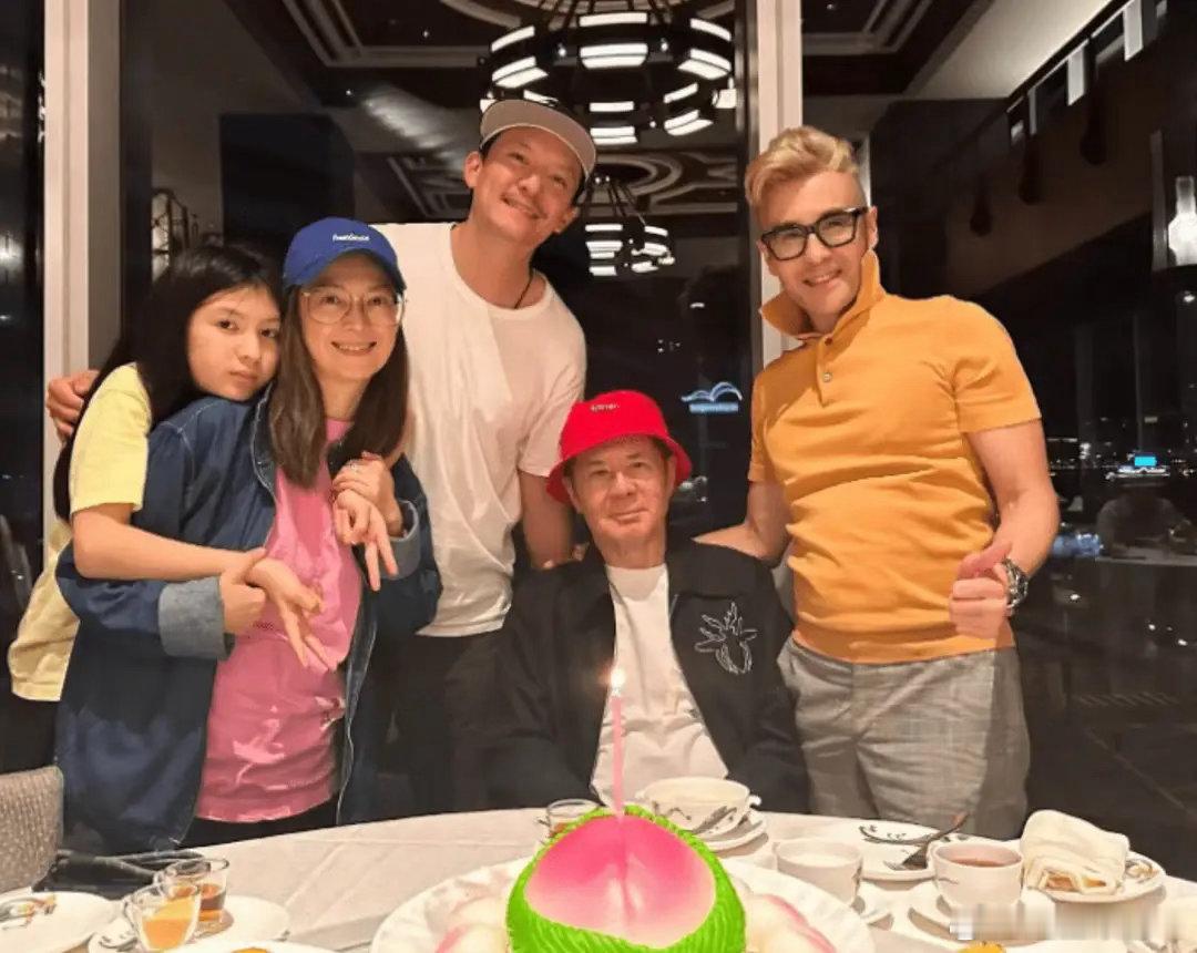 甘国亮庆祝76岁生日罕露脸，腰板挺直依旧儒雅，同性密友紧靠在旁！ 