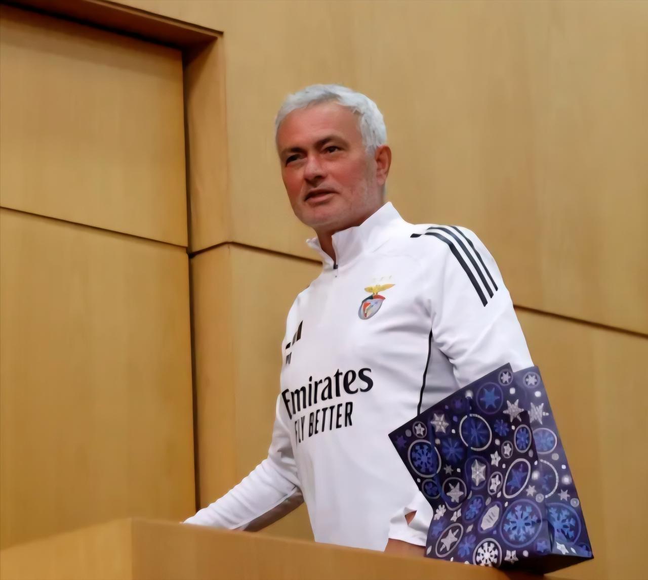 穆里尼奥手中的礼物，预示着那不勒斯要兵败光明球场，而本菲卡会两连胜。大家都知道意