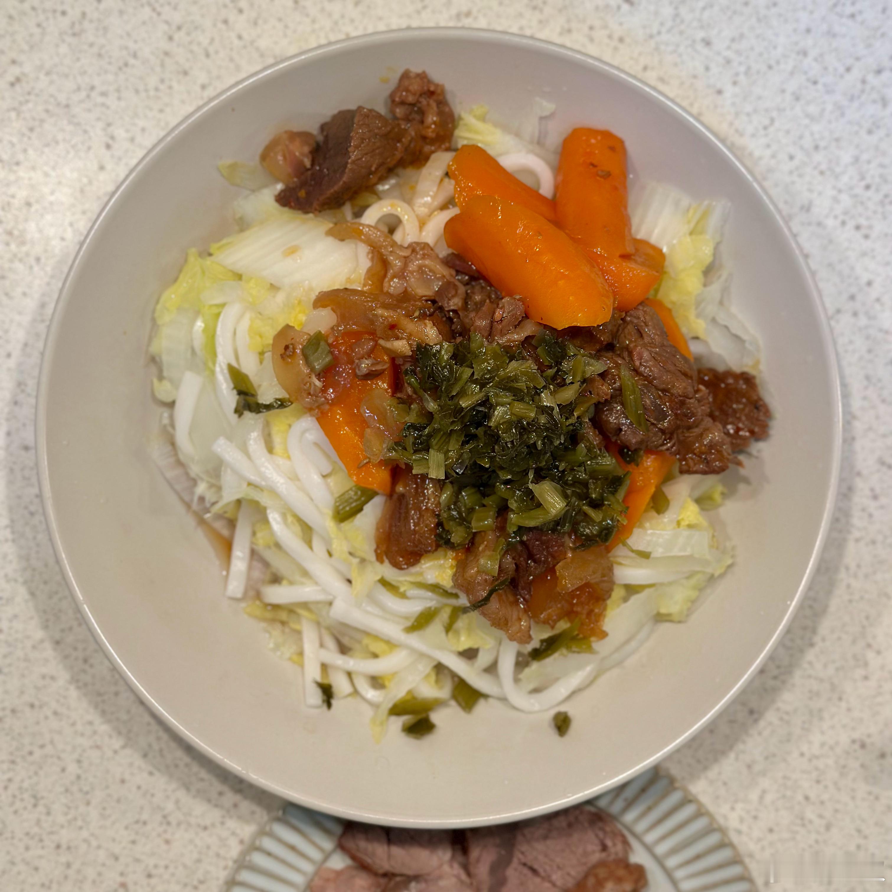 午餐简单吃点。胡萝卜烧牛肉饵丝，加卤牛腱。胡萝卜加上娃娃菜，一共300克。一定要