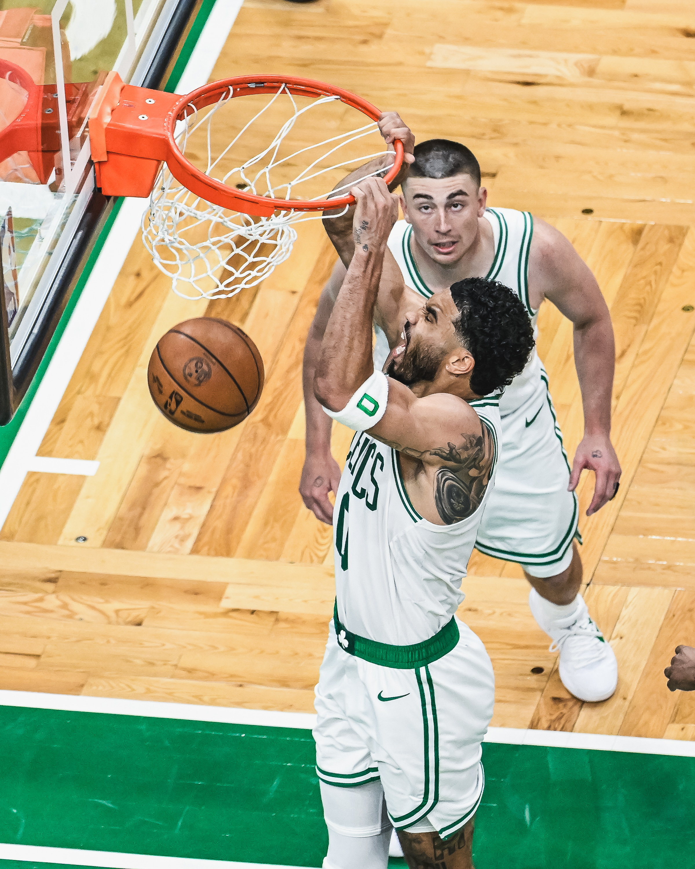 杰森·塔图姆在今天的上半场表现：21分8篮板 4助攻2抢断他是NBA实况转播时代