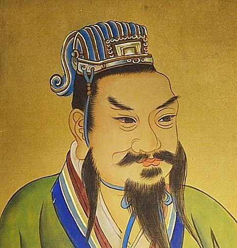477年的盛夏，大将军萧道成在府邸中乘凉，袒露着肚皮躺在卧榻上，全然没有防备身边