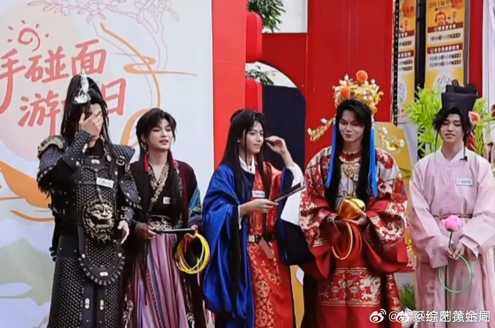 重庆网红NPC线下秒变显眼包重庆网红NPC整活太抽象了 线下实拍高能片段，温柔N