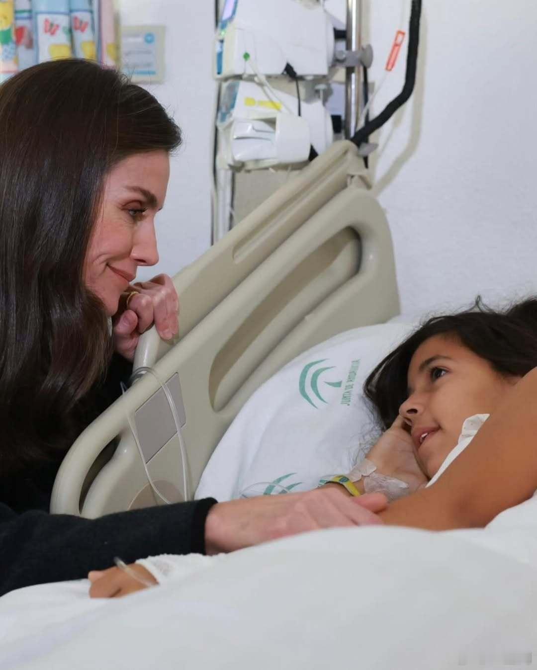 西班牙王室 🇪🇸1月20日，费利佩国王和莱蒂齐亚王后感谢参与搜救的组织和个人