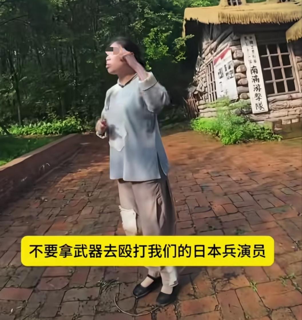 长春莲花岛景区小姐姐，一再提醒游客们，特别是小朋友们，不要殴打对面那些日本兵演员