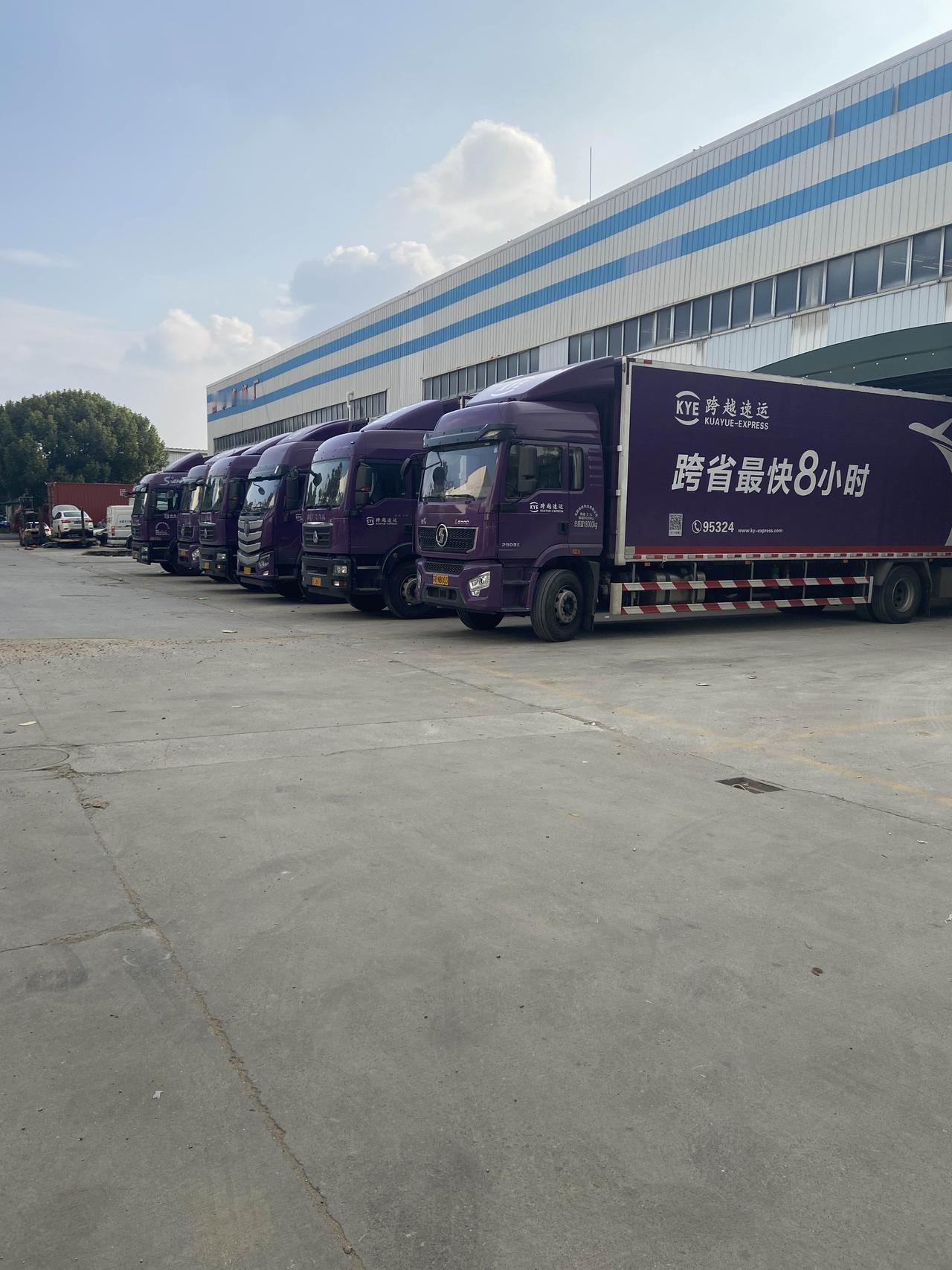 看这一排紫色大卡车，全是跨越速运的！人家喊着“跨省最快8小时”，这速度也太顶了！
