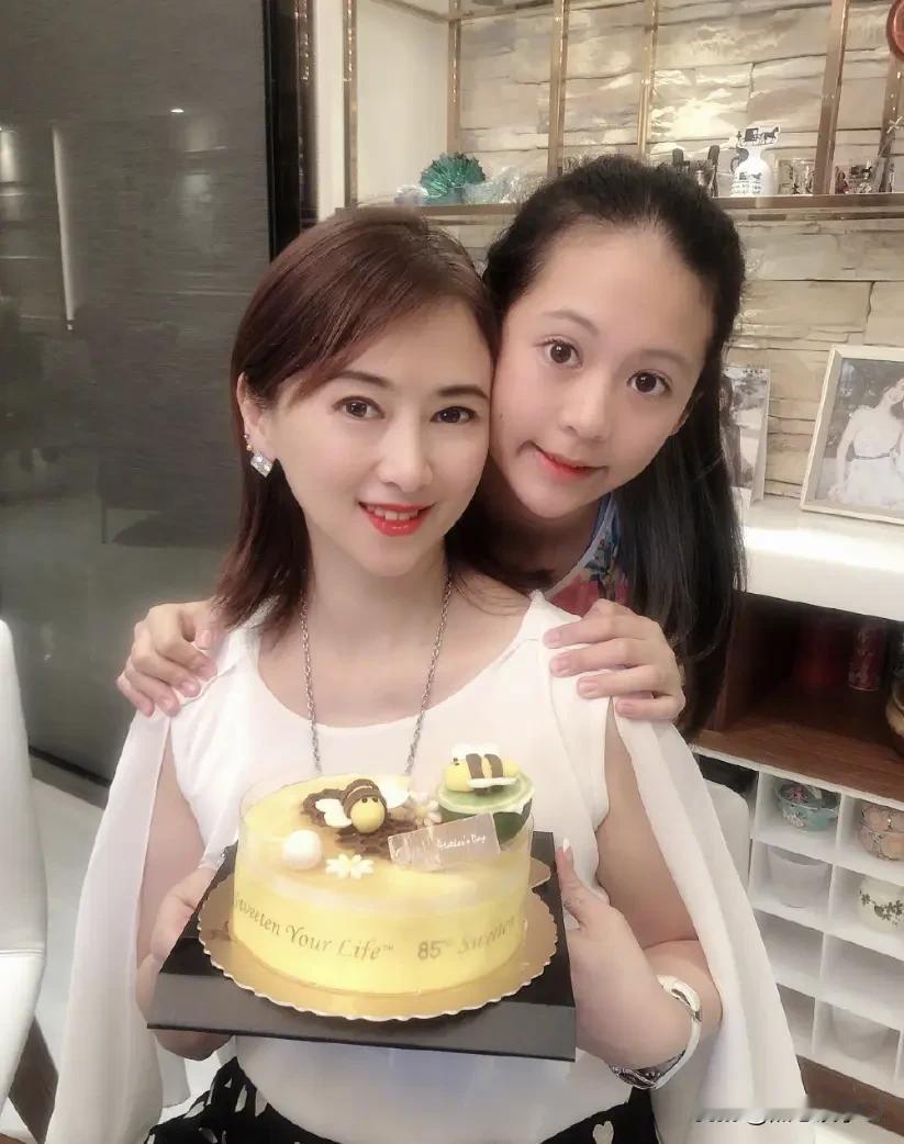 翁虹回应女儿被称最美星二代，说，谢谢各大网友对水晶的喜爱。他只是幸运的站在大家的