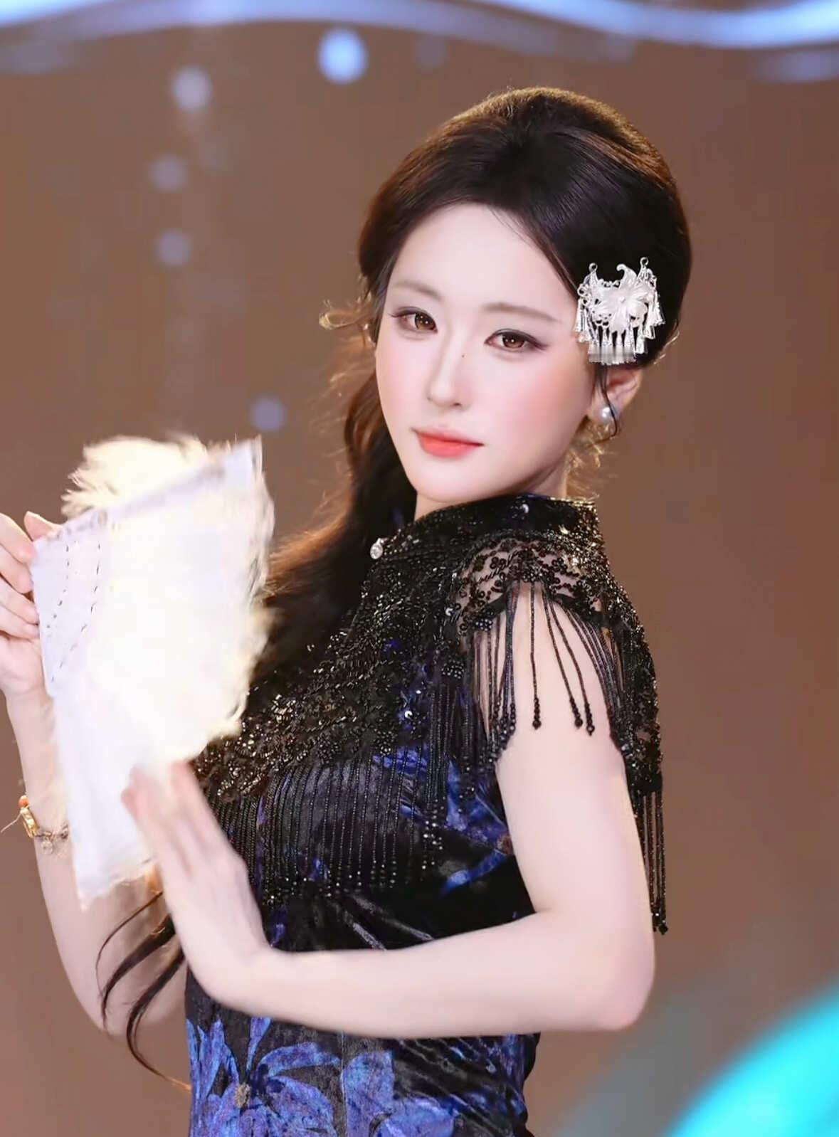 今日份蓝色妖姬版柳柳
被美晕了，想出这个造型的人天才来的吧sk sk团播