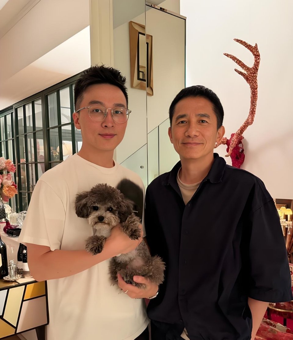 刘嘉玲晒出和侄子合影，恭喜他正式成为建筑师！他是刘嘉玲弟弟的儿子，毕业于诺丁汉大