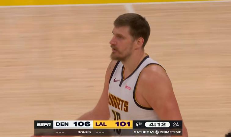 掘金喊暂停，106-101领先湖人，比赛还有4分12秒。
湖人现在非常被动，打到