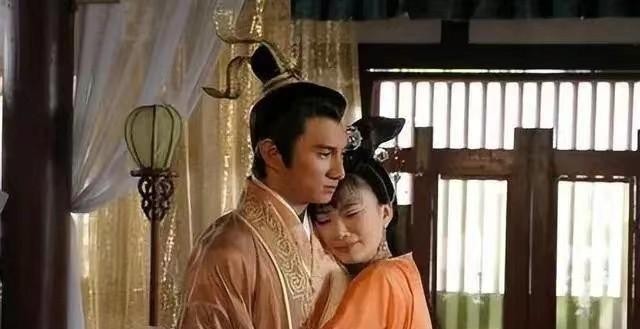 野史：公元976年，宋太宗强行临幸小周后，小周后拼死反抗，咬了他一口。宋太宗一把