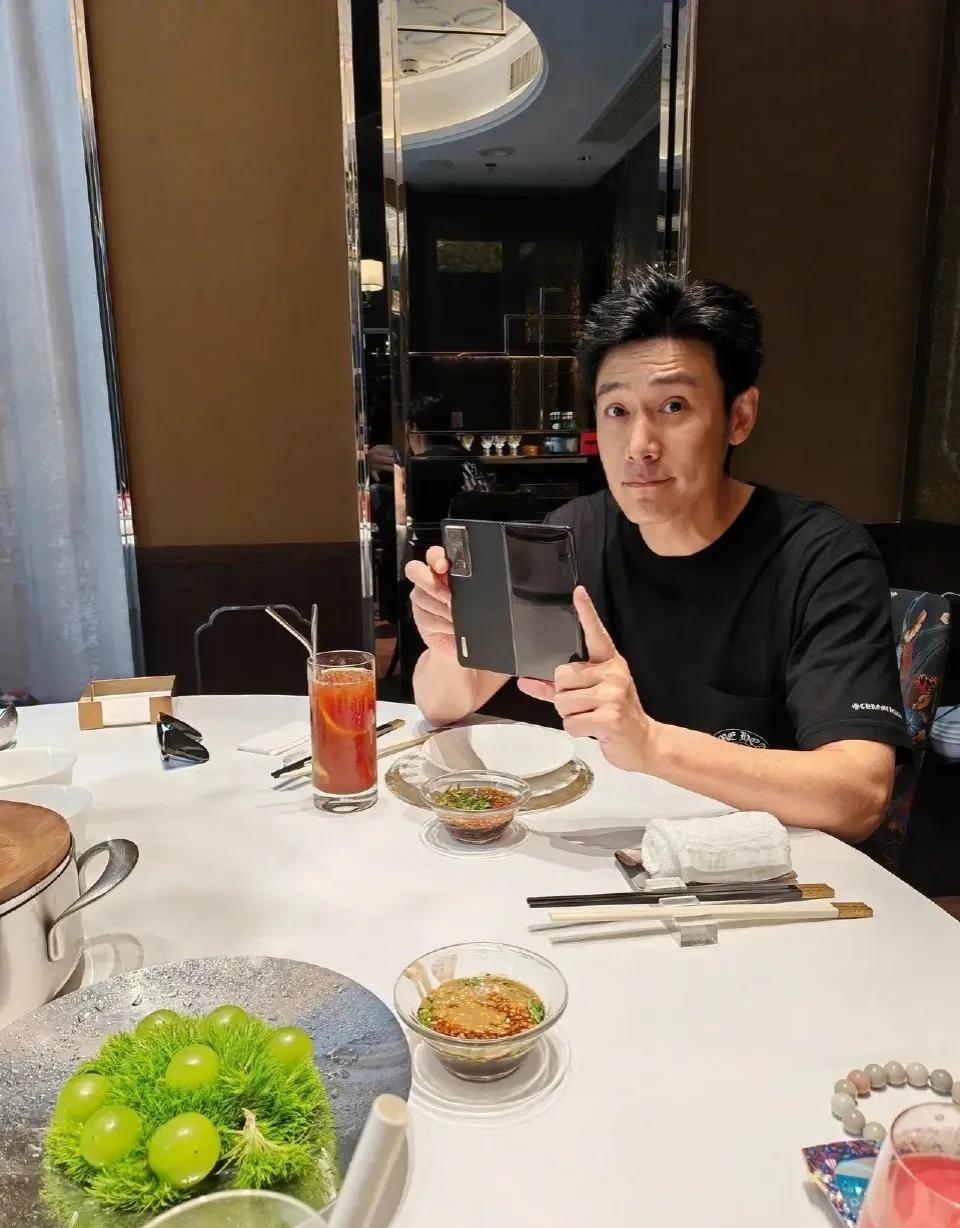 陆毅瘦下来后，
快认不出了！
感觉男人还是稍微胖一些好看啊！