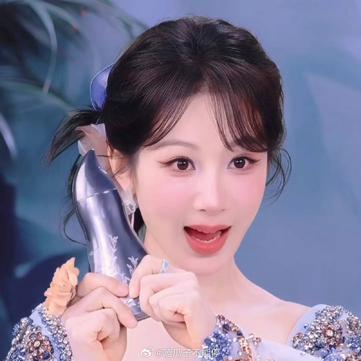 杨紫又有新的商务直播了，期待这次美女的造型