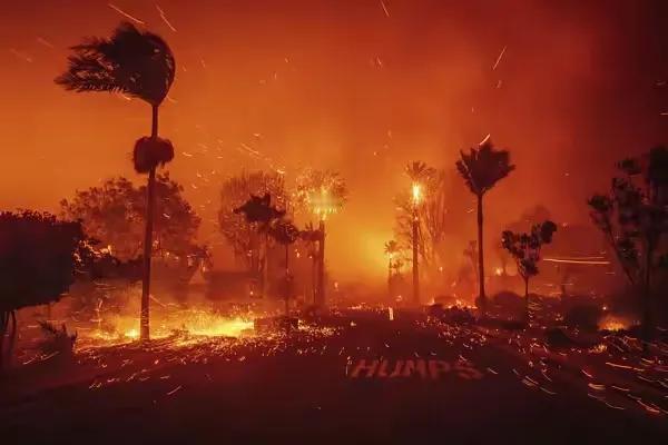 美国洛杉矶大火肆虐，而美国政府却无能为力，大批的房屋豪宅被烧毁，大量的老百姓无家